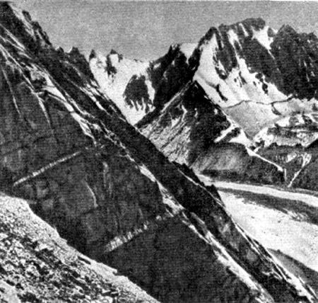Vetas pegmatíticas con rocas estanníferas en las formaciones graníticas. Cordillera de Turquestán