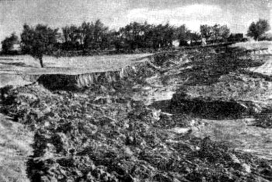 Lecho de varios kilómetros, creado por las corrientes de lodo surgidas de las grietas del terreno durante el terremoto de la noche del 2 de noviembre de 1946 en el distrito Yangui­Kurgan de la región de Namangán (Uzbekistán)