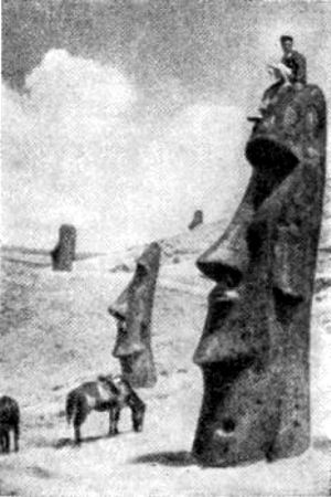 Estatuas enigmáticas talladas de peñas volcánicas. Isla de Pascua en el Océano Pacífico (Mohai)