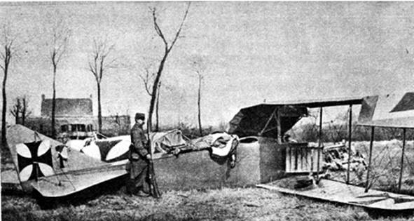 HÉROES DEL AIRE. Caballerosos y valientes, los pilotos de la Primera Guerra Mundial ganaron honores y victorias, y también la muerte. Un piloto alemán yace muerto sobre el fuselaje de su avión, derribado en la primavera de 1915.