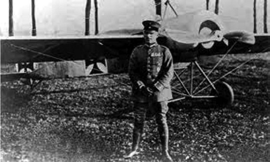 PILOTO DE CAZA. Max Immelmann, uno de los ases de la aviación de guerra alemana, cuya audacia y heroísmo dieron nuevas posibilidades para la acción bélica.
