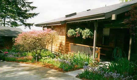 Southwest Seattle Romantic Hideaway Cottage