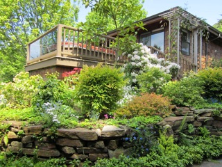 Southwest Seattle Romantic Hideaway Cottage