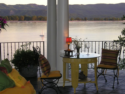 Southern Washington Riverside Villa Bed and Breakfast