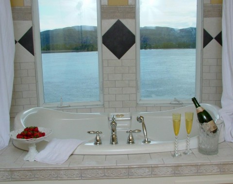 Southern Washington Riverside Villa Bed and Breakfast